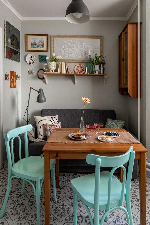 На стене над диваном висит связанная мамой картина с голубями. На полке над диваном — антикварная бутыль, которая сейчас служит подсвечником, и немецкий алюминиевый винтажный бидон.