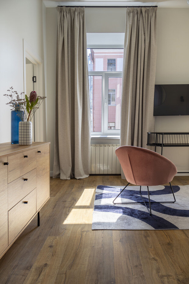 Фотография: Гостиная в стиле Современный, Квартира, Проект дня, Санкт-Петербург, Кирпичный дом, 2 комнаты, 60-90 метров, современный с элементами минимализма и арт-деко, Постели Ковёр – фото на INMYROOM