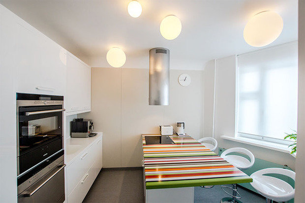 Фотография:  в стиле Современный, Хай-тек, Кухня и столовая, Интерьер комнат, Elle Decoration – фото на INMYROOM