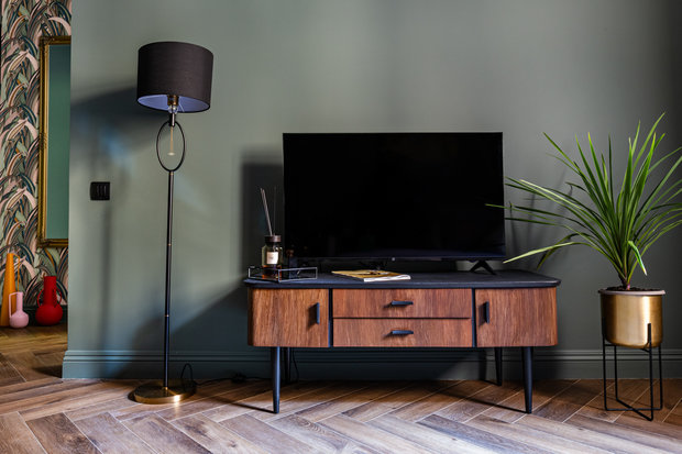 Тумба под ТВ винтажная, производства ГДР, она потребовала реставрации и редизайна. 