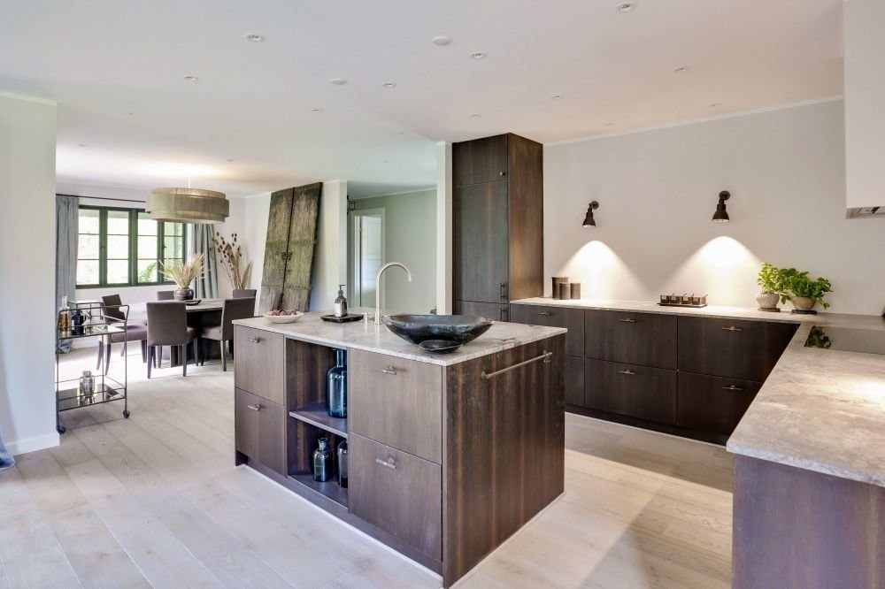 Фотография: Кухня и столовая в стиле Минимализм, Скандинавский, Современный, Дом, Белый, Серый, Коричневый, Дом и дача – фото на INMYROOM