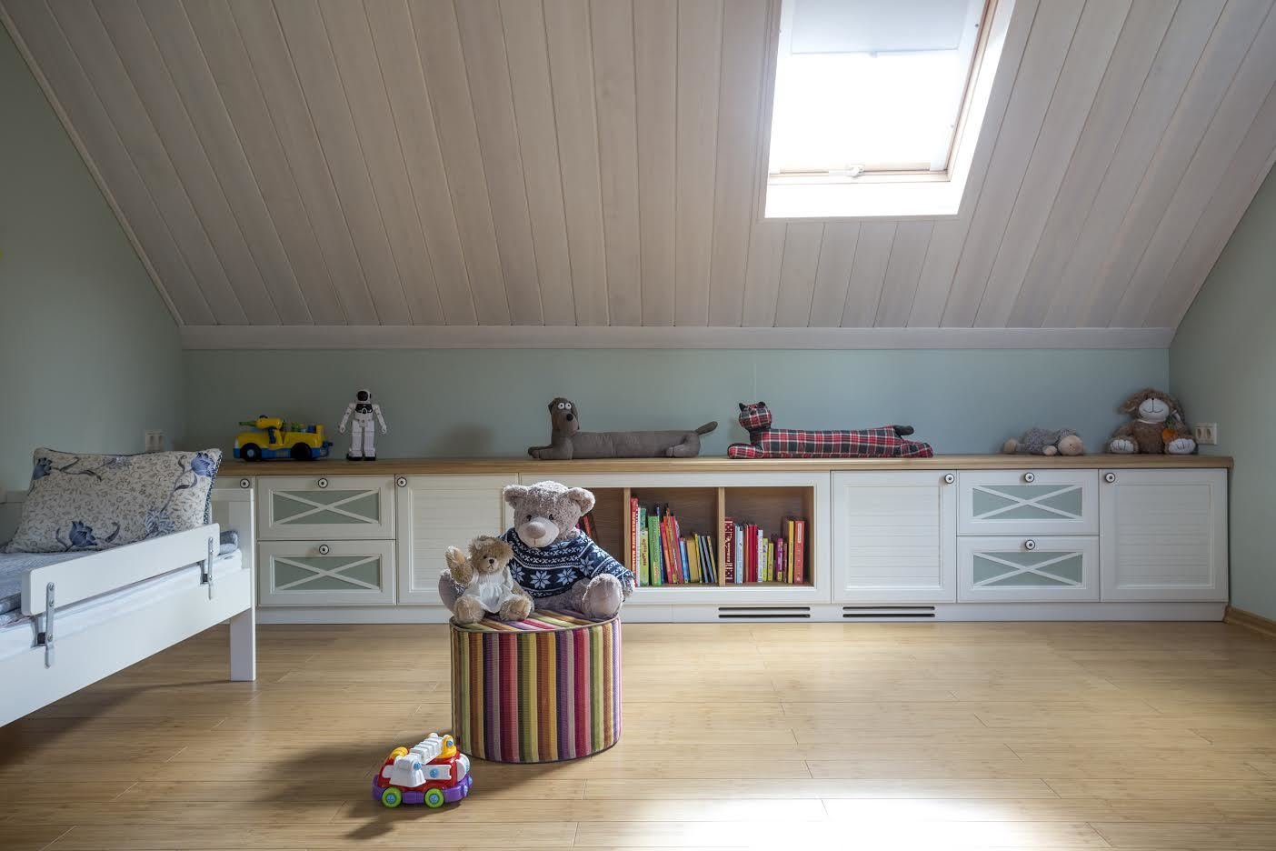 Фотография: в стиле , Прованс и Кантри, Классический, Дом, Проект недели, Красный, Зеленый, Синий, совмещение кухни и гостиной, порядок в детской, Анна Яровикова, Юлия Мясникова, как сгладить мансардную крышу, угловая кухня, Г-образная кухня – фото на INMYROOM