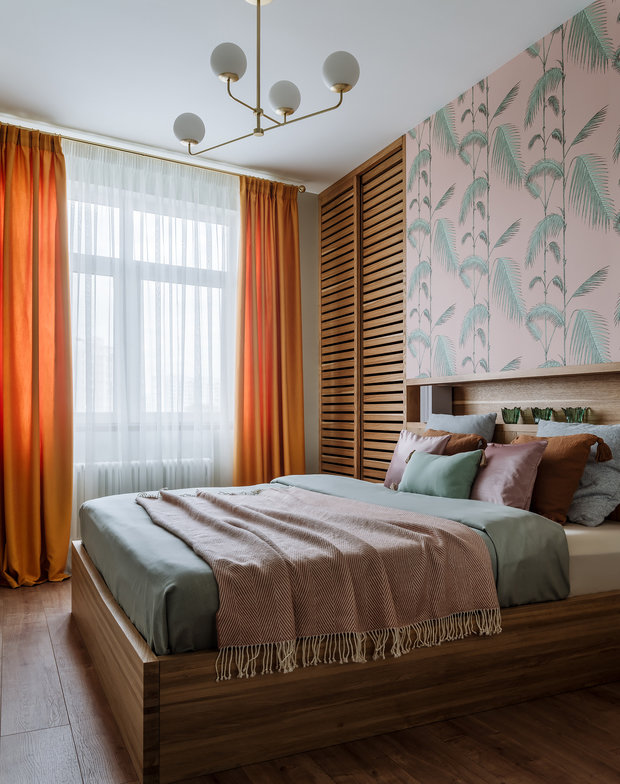 Основная отделка стен — покраска. В спальне за изголовьем поклеили обои Cole & Son в комбинации с деревянными элементами в отделке из шпона дуба, внутри гардеробных также обои Cole & Son. 