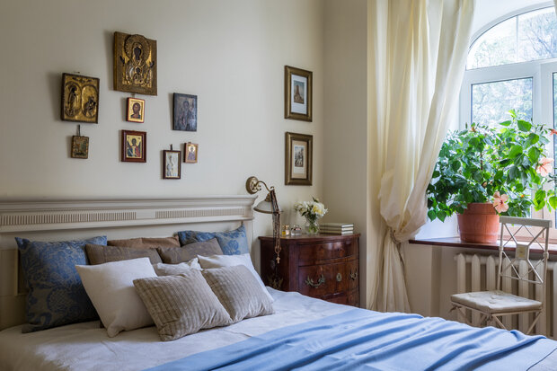 Фотография: Спальня в стиле Классический, Квартира, Проект дня, Москва, Дарья Харитонова, Кирпичный дом, 3 комнаты, 60-90 метров, классический / традиционный – фото на INMYROOM