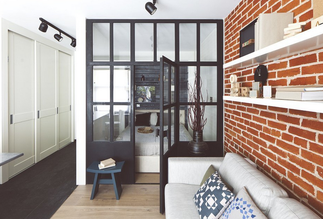 Фотография: Гостиная в стиле Лофт, Скандинавский, Декор интерьера, Советы, стекло в интерьере, пластик в интерьере, интерьерный тренд, тенденция – фото на INMYROOM