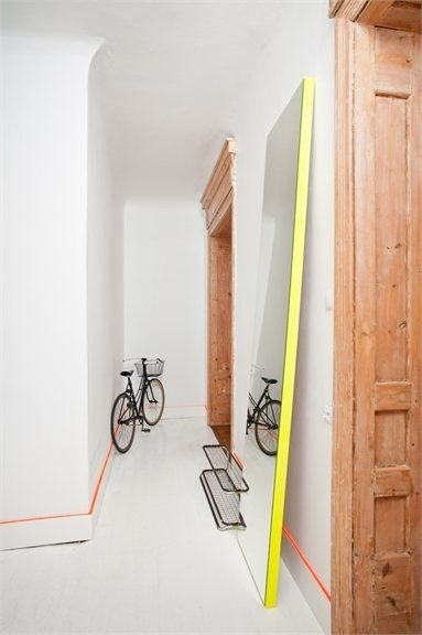 Фотография: Прихожая в стиле Скандинавский, Современный, Декор интерьера, Дизайн интерьера, Цвет в интерьере, Желтый, Розовый, Оранжевый, Неон – фото на INMYROOM