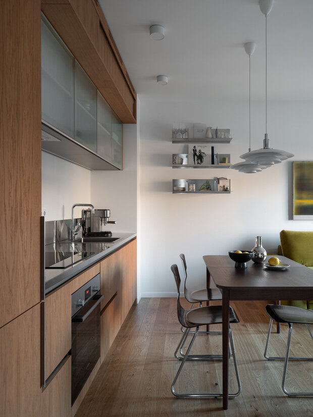 Фотография: Кухня и столовая в стиле Современный, Минимализм, Квартира, Проект дня, Санкт-Петербург, Монолитный дом, 2 комнаты, 60-90 метров, современная классика с элементами модерна, Вера Домбровская – фото на INMYROOM