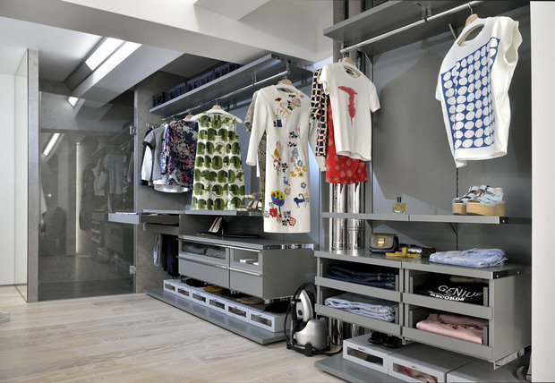 Фотография: Гардеробная в стиле Минимализм, Квартира, Проект недели, Эко, Челябинск, новостройка, двухэтажная квартира, Юлия Фалькова, «Любимый дом», Монолитный дом, 2 комнаты, Более 90 метров – фото на INMYROOM