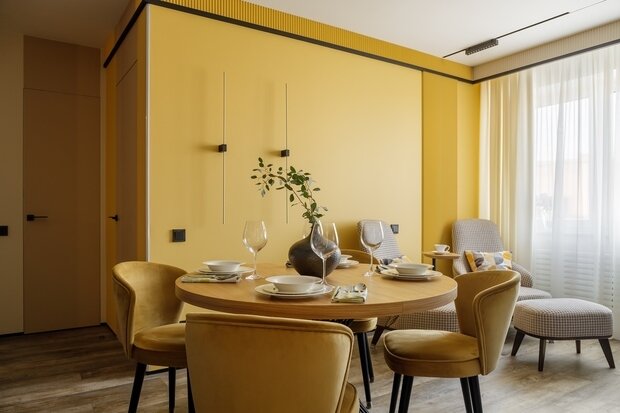 Вместо традиционного дивана в зоне отдыха разместили кресла с пуфиками для ног.