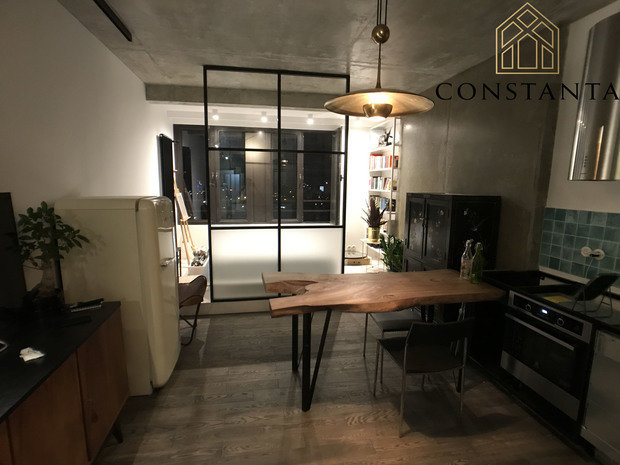 Фото из портфолио Лофт пергородки в студии 36м2 – фотографии дизайна интерьеров на INMYROOM