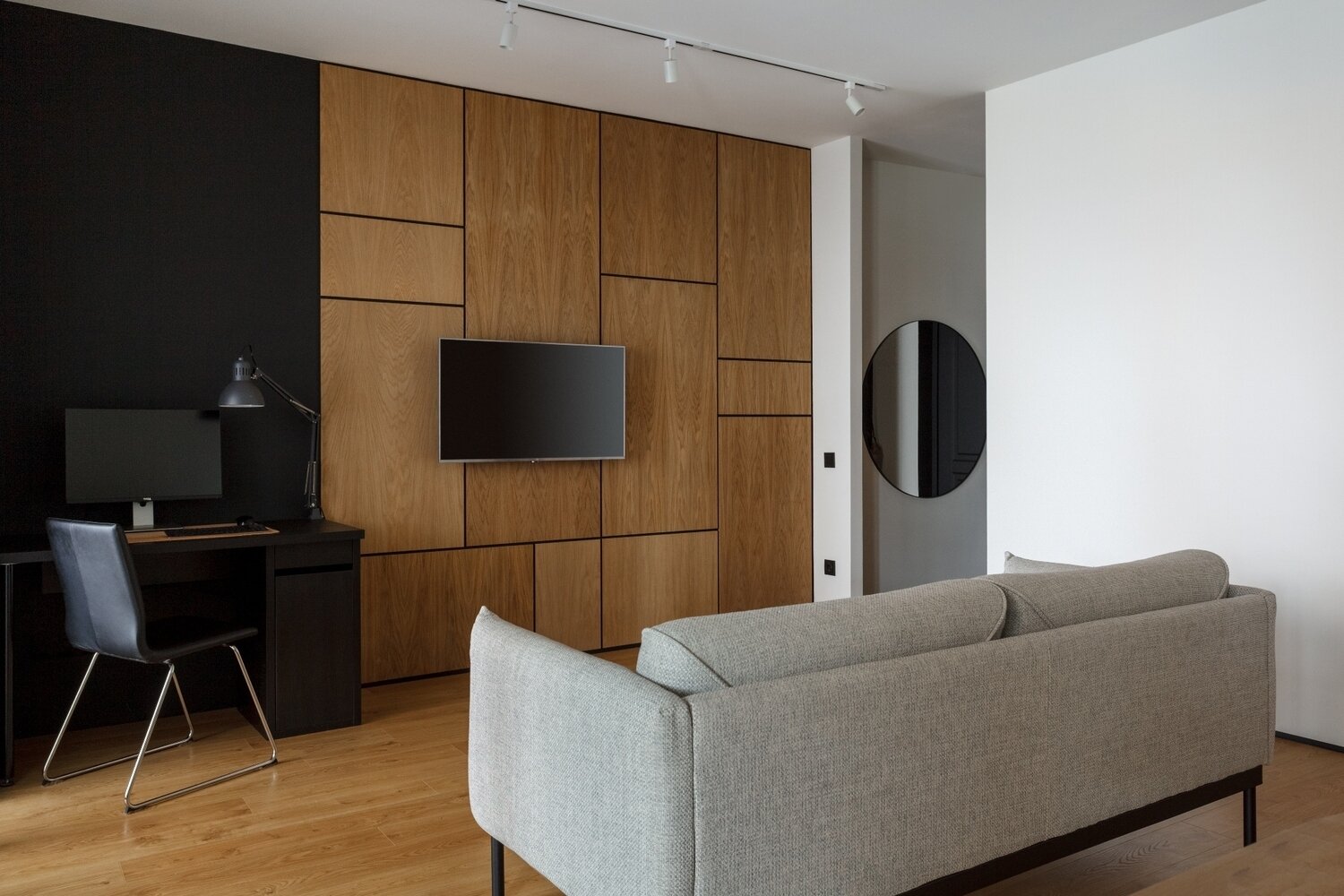 «Шпонированные панели — фишка гостиной, — рассказывает дизайнер. Мы много сил вложили в реализацию. Различные компании насчитывали их на 60 тысяч рублей, мы реализовали самостоятельно за 20 тысяч». «Шпонированные панели — фишка гостиной, — рассказывает дизайнер. Мы много сил вложили в реализацию. Различные компании насчитывали их на 60 тысяч рублей, мы реализовали самостоятельно за 20 тысяч».