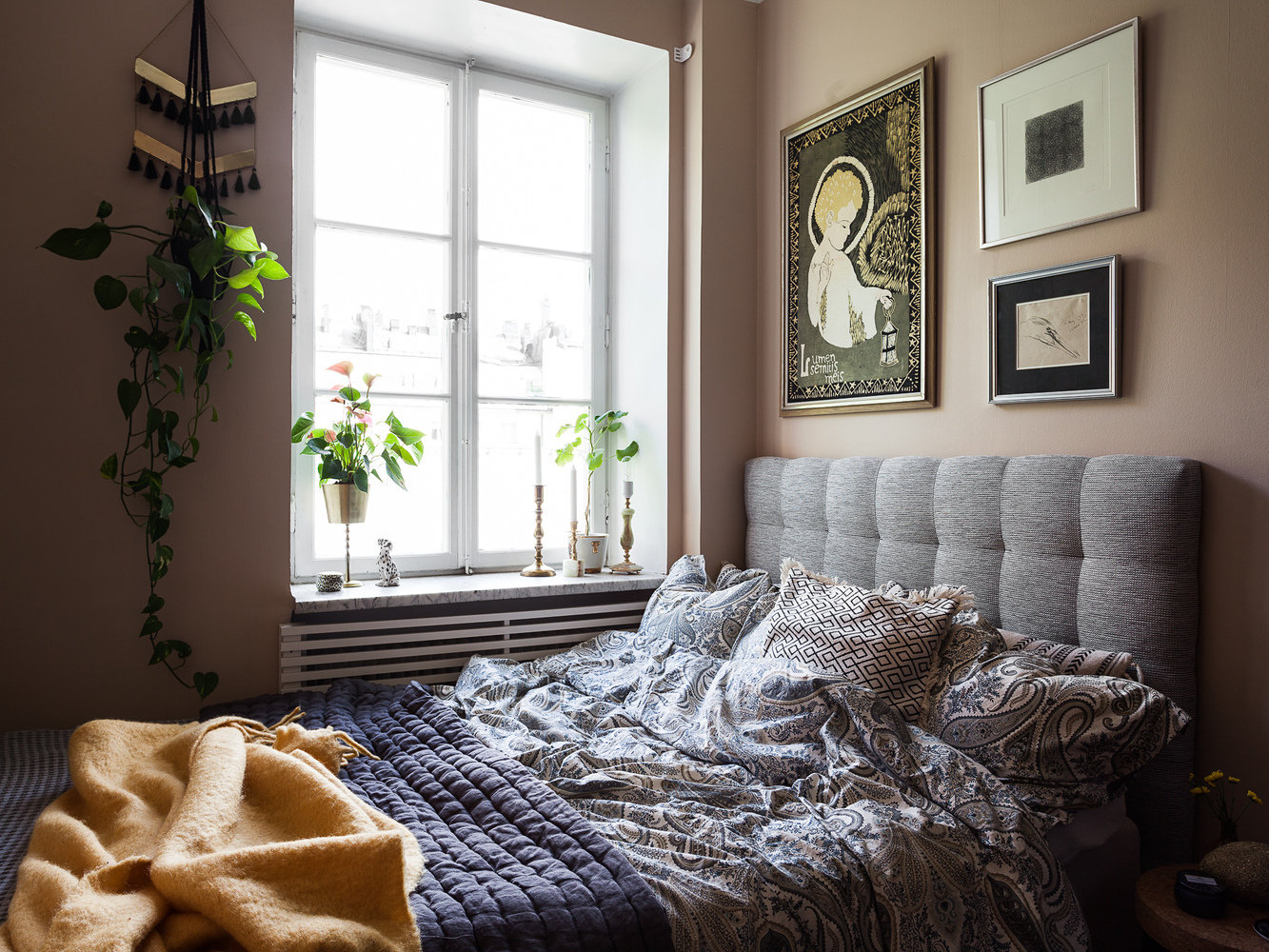 Фотография: Спальня в стиле Современный, Кухня и столовая, Гостиная, Скандинавский, Эклектика, Декор интерьера, Квартира, Швеция, Декор, Зеленый, Стокгольм, как создать уютную атмосферу, как обустроить двухкомнатную квартиру, 2 комнаты, 40-60 метров, как сочетать орнаменты – фото на INMYROOM