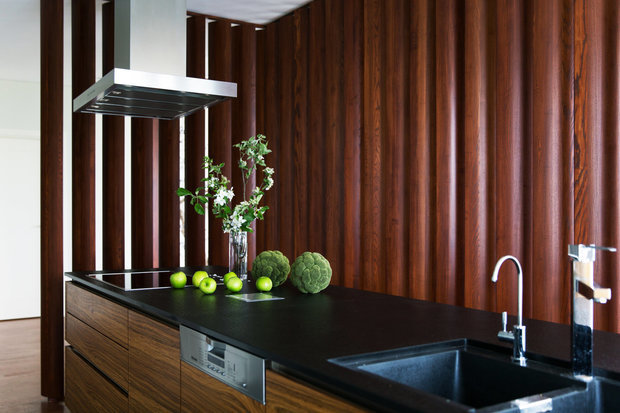 Интерьер кухни в стиле минимализм с элементами джапанди