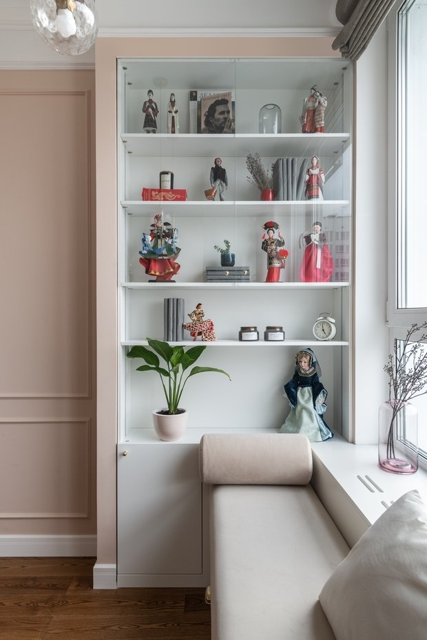 Дизайнер придумала витрину со стеклом для коллекции кукол, которые хозяйка привозит из путешествий.