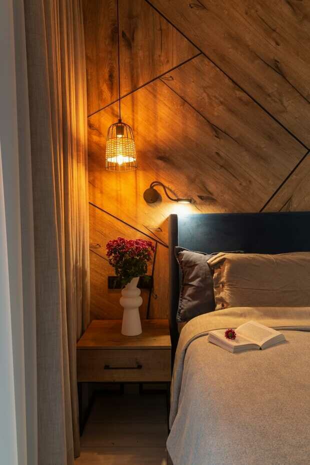 Интерьер спальни в эко-стиле с деревянными панелями на потолке