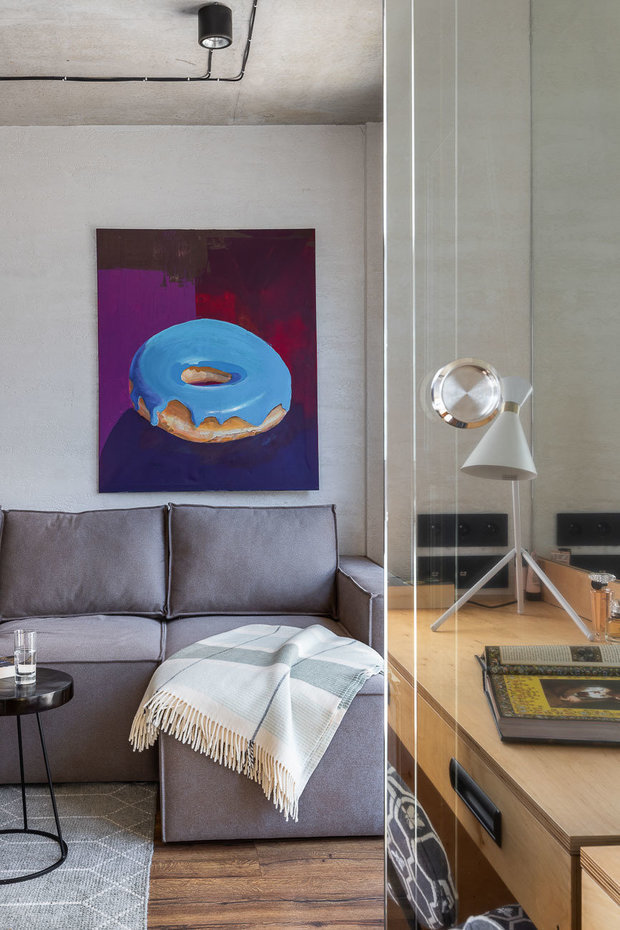 Картины автор проекта написала специально для этого интерьера.