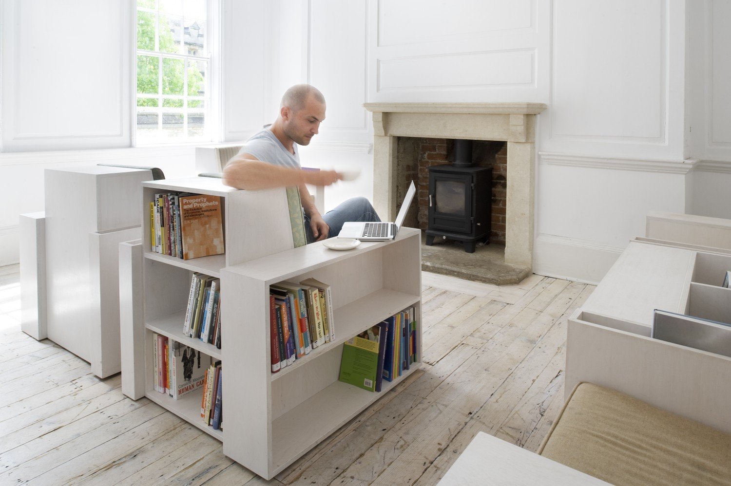 Фотография: в стиле , Советы, идеи для малогабариток, как разместить книги в интерьере, хранение книг в небольшой квартире – фото на INMYROOM