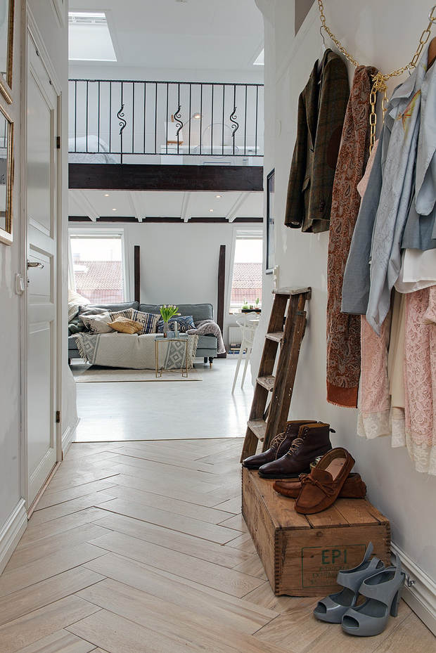 Фотография: Прихожая в стиле Скандинавский, Малогабаритная квартира, Квартира, Цвет в интерьере, Дома и квартиры, Белый, Мансарда – фото на INMYROOM