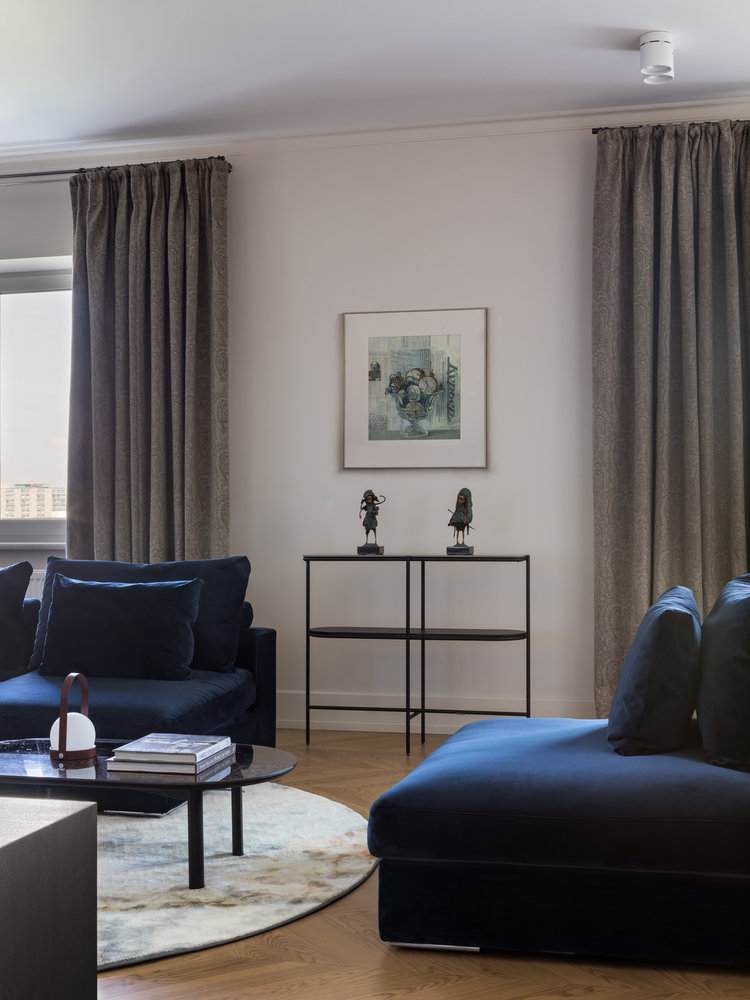 В проекте специально отказались от использования плитки в жилых зонах, пол во всей квартире — паркетная доска компании Coswick, уложенная французской елкой. Простота и выразительность этой укладки делают интерьер стильным. В проекте специально отказались от использования плитки в жилых зонах, пол во всей квартире — паркетная доска компании Coswick, уложенная французской елкой. Простота и выразительность этой укладки делают интерьер стильным.