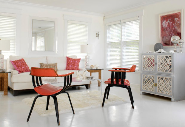 Фотография: Гостиная в стиле Скандинавский, Декор интерьера, Малогабаритная квартира, Квартира, Дома и квартиры, Советы, Зеркало – фото на INMYROOM