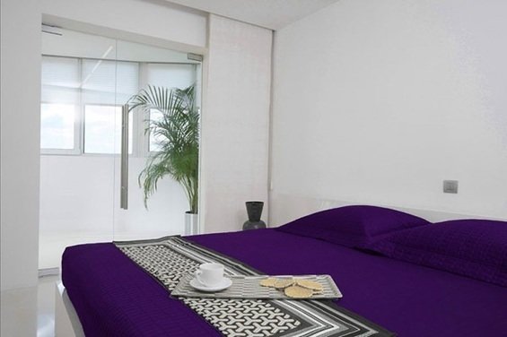 Фотография: Спальня в стиле Минимализм, Квартира, Цвет в интерьере, Дома и квартиры, Стены – фото на INMYROOM