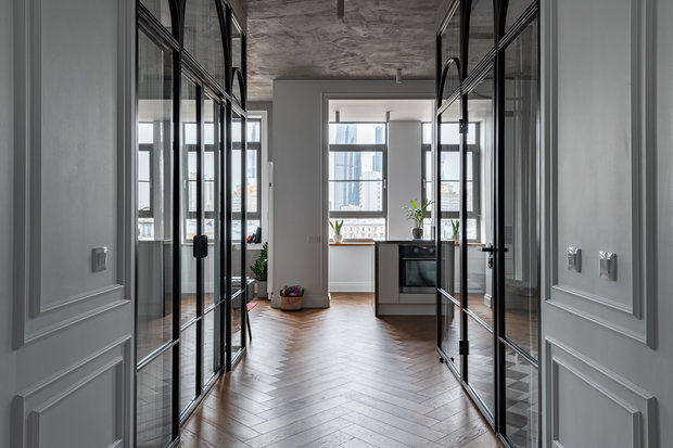 Потолок сделан с эффектом настоящей необработанной штукатурки, это было пожелание самой заказчицы.