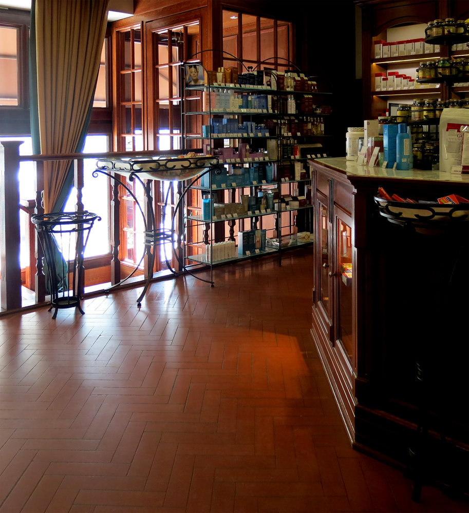 Фото из портфолио Аптека «БОСКО» – фотографии дизайна интерьеров на INMYROOM Фото из портфолио Аптека «БОСКО» – фотографии дизайна интерьеров на INMYROOM