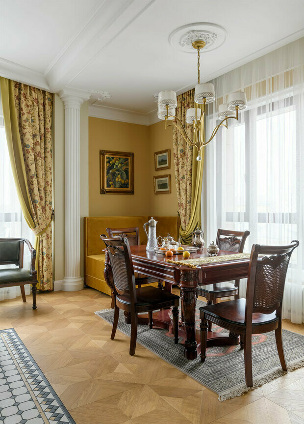 В столовой зоне разместили винтажный гарнитур — собственность заказчиков. Над ним — эффектная люстра в классическом стиле.