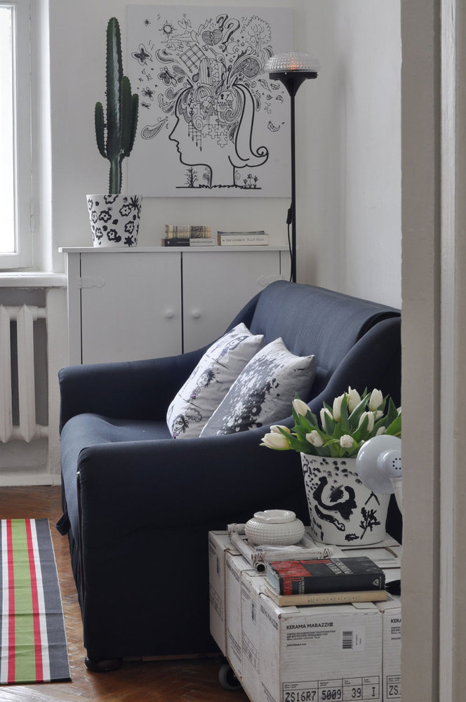 Фотография: Гостиная в стиле Скандинавский, Декор интерьера, Дом, Декор дома, Цветы, Вышивка – фото на INMYROOM