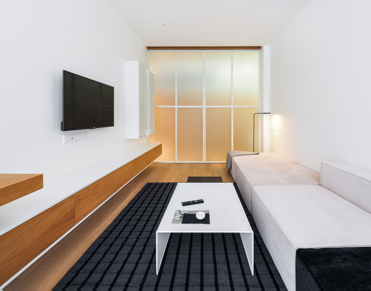 Фотография: Гостиная в стиле Минимализм, Современный, Квартира, Белый, Проект недели, Бежевый, Монолитный дом, 2 комнаты, 60-90 метров, Светлогорск, Сергей Мельников, Line Design – фото на INMYROOM Фотография: Гостиная в стиле Минимализм, Современный, Квартира, Белый, Проект недели, Бежевый, Монолитный дом, 2 комнаты, 60-90 метров, Светлогорск, Сергей Мельников, Line Design – фото на INMYROOM