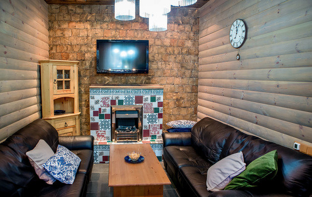 Фотография: Гостиная в стиле Прованс и Кантри, Россия, Аксессуары, Adrenalina, Дымов керамика, Декор, Мебель и свет, Дача, Красный, Зеленый, Бежевый, Синий, Серый, Розовый, Коричневый, Дом и дача, Kerama Marazzi, Wunderlicht, Dimplex, Venis, Рубикон, Белькантри, Мария Соловьева-Сосновик, бюджетное оформление бани, баня в русском стиле, изразцовый камин в бане – фото на INMYROOM