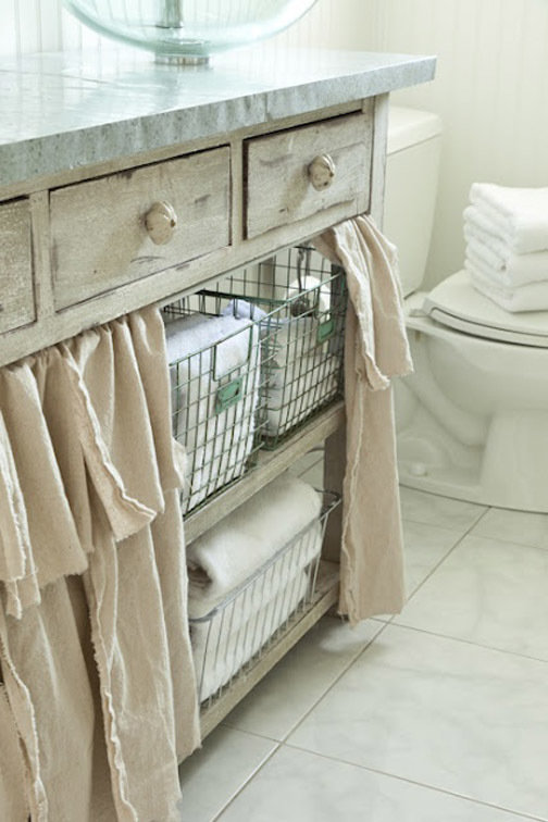 Фотография: Ванная в стиле Прованс и Кантри, Современный, Декор интерьера, Дом, Декор дома, Системы хранения, Шторы – фото на INMYROOM Фотография: Ванная в стиле Прованс и Кантри, Современный, Декор интерьера, Дом, Декор дома, Системы хранения, Шторы – фото на INMYROOM