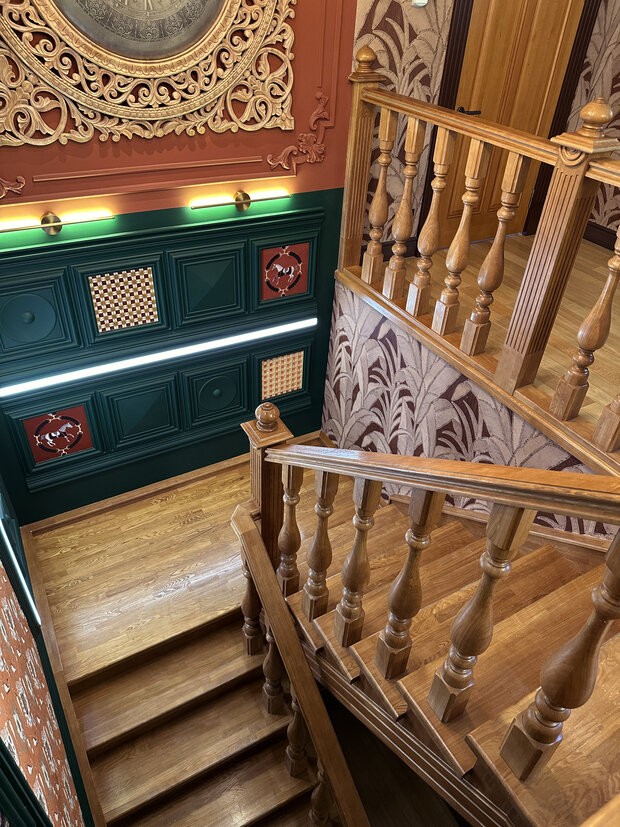 Интерьер прихожей в классическом стиле с элементами винтажа
