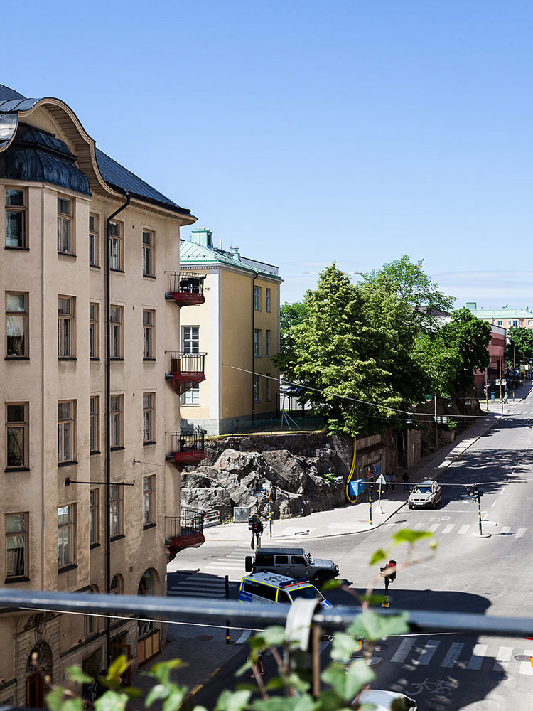 Фотография: в стиле , Кухня и столовая, Гостиная, Спальня, Скандинавский, Эклектика, Декор интерьера, Квартира, Швеция, Декор, Зеленый, Стокгольм, как создать уютную атмосферу, как обустроить двухкомнатную квартиру, 2 комнаты, 40-60 метров, как сочетать орнаменты – фото на INMYROOM