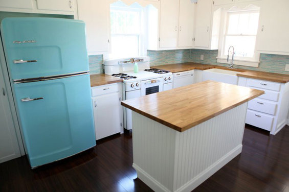 Фотография: Кухня и столовая в стиле Прованс и Кантри, Интерьер комнат, SMEG, Цвет в интерьере, Бирюзовый – фото на INMYROOM