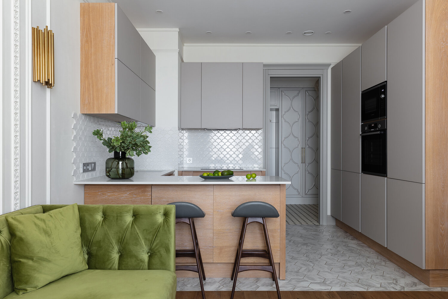 Боковые части кухонного гарнитура отделали деревянными панелями, чтобы они со всех сторон выглядели красиво. Боковые части кухонного гарнитура отделали деревянными панелями, чтобы они со всех сторон выглядели красиво.