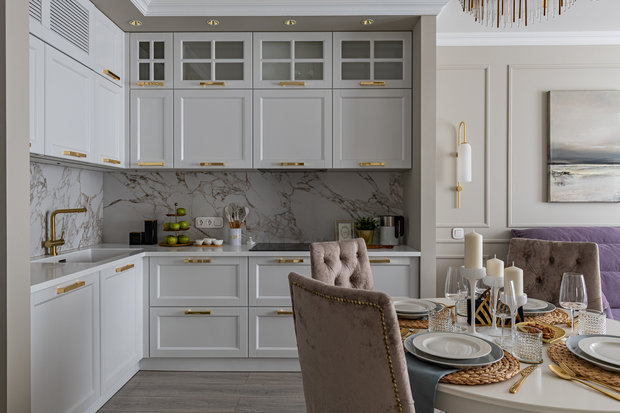 Кондиционер никак не вписывался в неоклассический интерьер, поэтому было принято решение спрятать его в кухонном шкафу над мойкой — секция с решеткой.