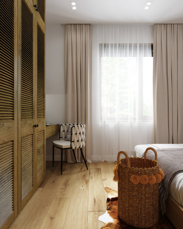 Для оформления окна взяли сразу три слоя: римскую штору, тюль и длинные однотонные портьеры.