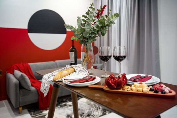 В обеденной зоне разместили барный стол из натурального дерева: это не дешево, но здесь делали акцент на комфорте гостей.