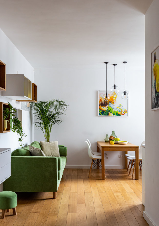 Картины на стенах — копии из музея Эрарта. Яркие фигуры на белом фоне картины очень хорошо вписались в минималистичный интерьер.