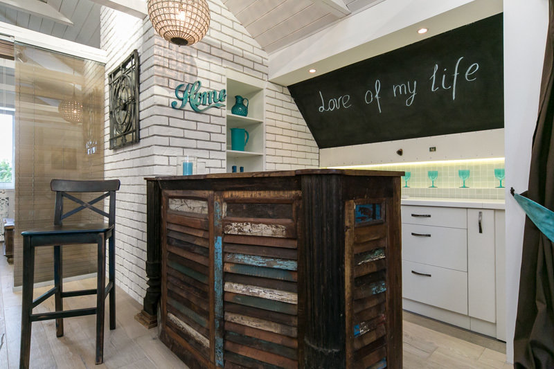 Фотография: Кухня и столовая в стиле Прованс и Кантри, Лофт, Скандинавский, Современный, Интерьер комнат, Дача, Дачный ответ, Мансарда – фото на INMYROOM Фотография: Кухня и столовая в стиле Прованс и Кантри, Лофт, Скандинавский, Современный, Интерьер комнат, Дача, Дачный ответ, Мансарда – фото на INMYROOM