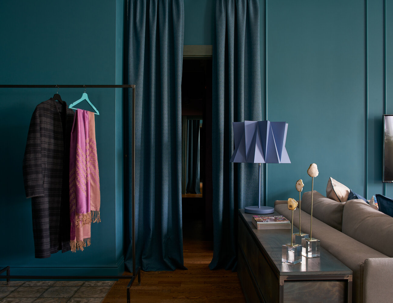 В каждой комнате есть значимые для заказчицы предметы интересной формы. Например, лампа Calligaris в гостиной: с одной стороны, она привлекает внимание своей формой оригами, с другой — мимикрирует под обстановку. В этом ее фишка. В каждой комнате есть значимые для заказчицы предметы интересной формы. Например, лампа Calligaris в гостиной: с одной стороны, она привлекает внимание своей формой оригами, с другой — мимикрирует под обстановку. В этом ее фишка.