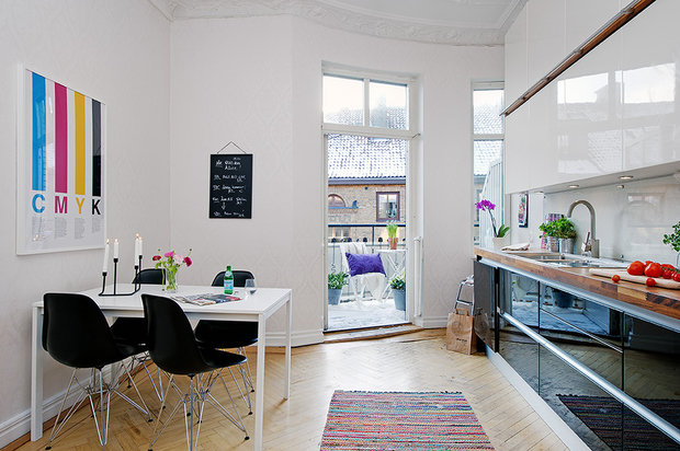 Фотография: Кухня и столовая в стиле Скандинавский, Современный, Декор интерьера, Интерьер комнат, Мебель и свет, Цвет в интерьере, Белый, Тема месяца, Окна – фото на INMYROOM