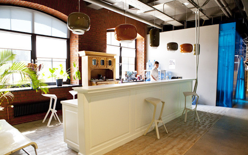 Фотография: Кухня и столовая в стиле Лофт, Современный, Офисное пространство, Индустрия, Люди – фото на INMYROOM Фотография: Кухня и столовая в стиле Лофт, Современный, Офисное пространство, Индустрия, Люди – фото на INMYROOM