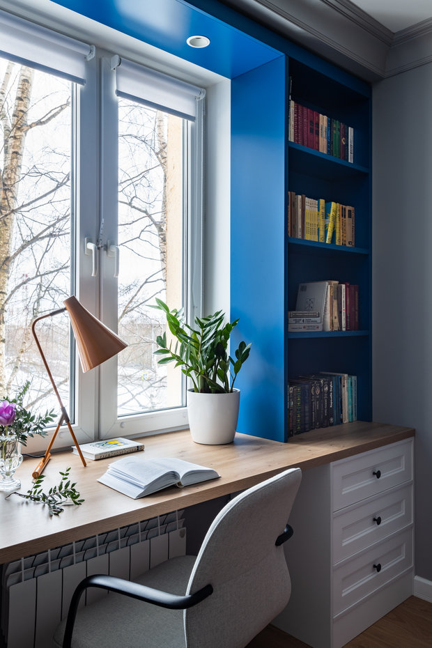 Стол и стеллаж в эмали изготовили под заказ в столярной мастерской.