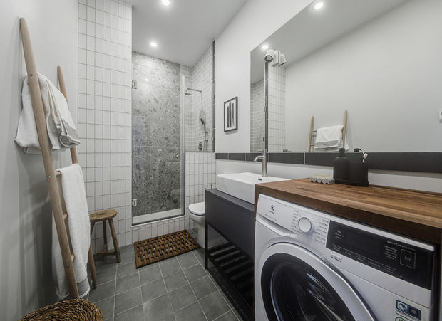 Полку над стиральной машиной изготовили из фабричной столешницы ИКЕА, которой с точностью до сантиметра хватило, чтобы обрамить машинку с трех сторон.