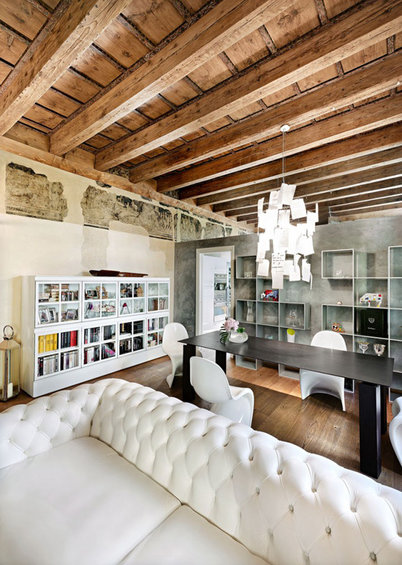 Фотография: Гостиная в стиле Прованс и Кантри, Скандинавский, Современный, Дом, Италия, Цвет в интерьере, Дома и квартиры, Белый, Балки – фото на INMYROOM