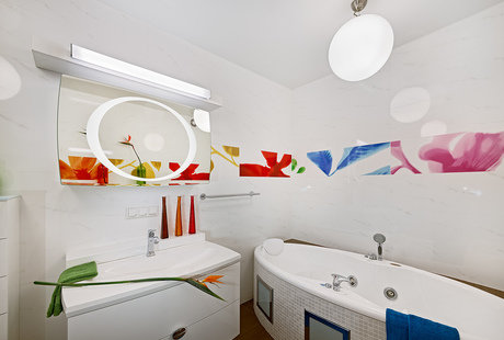 Дизайн яркой ванной комнаты