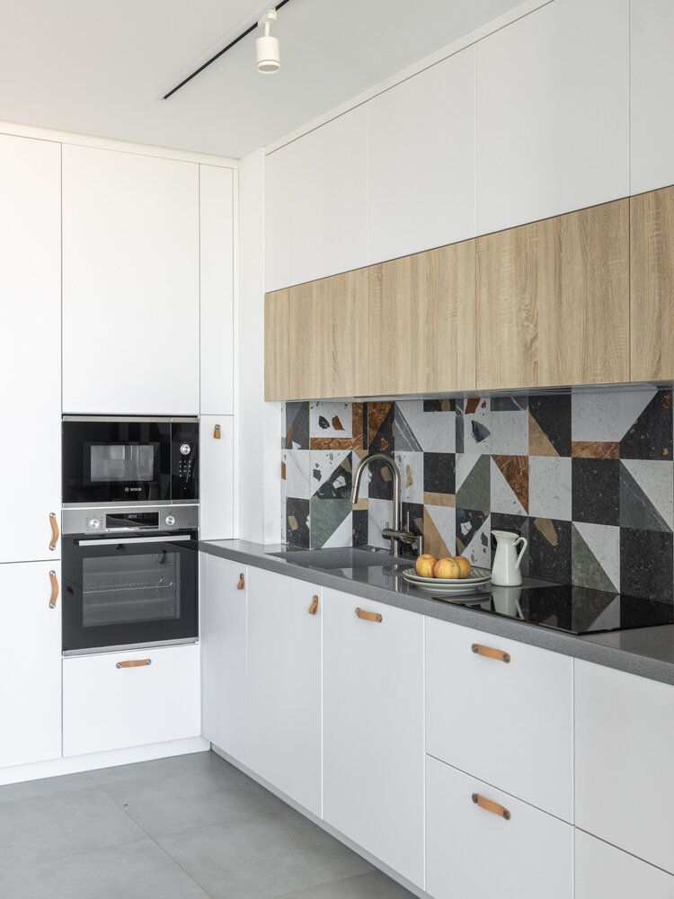 Продуманное хранение продуктов: глубокие выдвижные ящики для круп и консервов, а также секции с удобным доступом для хранения повседневных продуктов. Распределение мест хранения: верхние шкафы используются для хранения посуды, бокалов и редко используемых предметов, а нижние ящики для тяжелой утвари, такой как кастрюли и сковороды. Продуманное хранение продуктов: глубокие выдвижные ящики для круп и консервов, а также секции с удобным доступом для хранения повседневных продуктов. Распределение мест хранения: верхние шкафы используются для хранения посуды, бокалов и редко используемых предметов, а нижние ящики для тяжелой утвари, такой как кастрюли и сковороды.