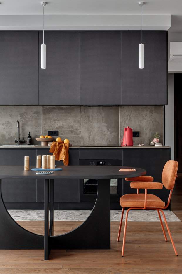 Фартук выполнен из валхромата. Этот материал похож на МДФ, основные отличия: повышенная влагостойкость, большая плотность (на 30%), возможность создавать 3D-фактуру благодаря однородности всей глубины панели. Это было желание заказчика.
